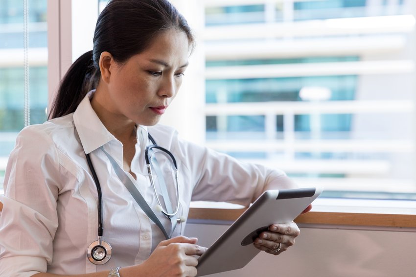 Médecin vérifiant la feuille de soin d'un patient