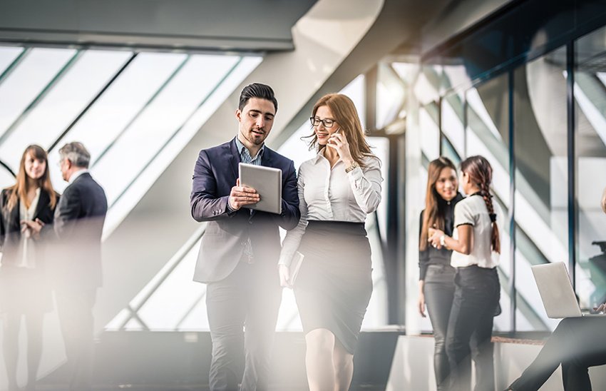 Professionnels discutant dans un bureau